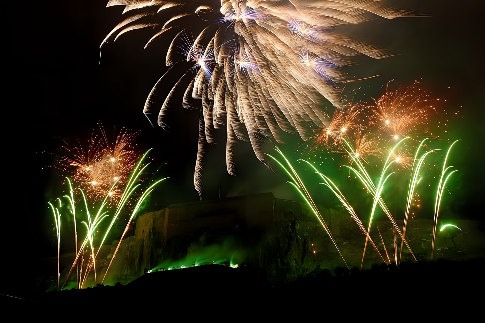 Un feu d’artifice illumine la nuit d’été