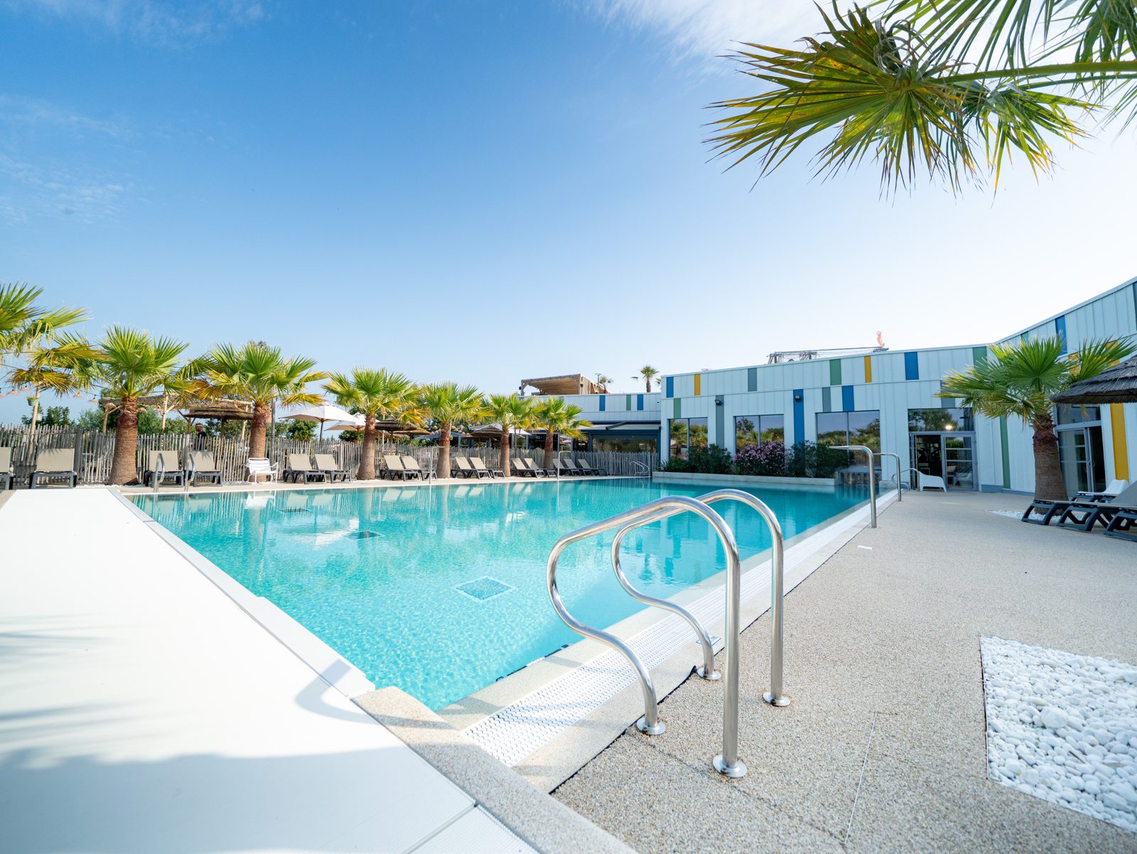 Das Schwimmbecken in der Sonne