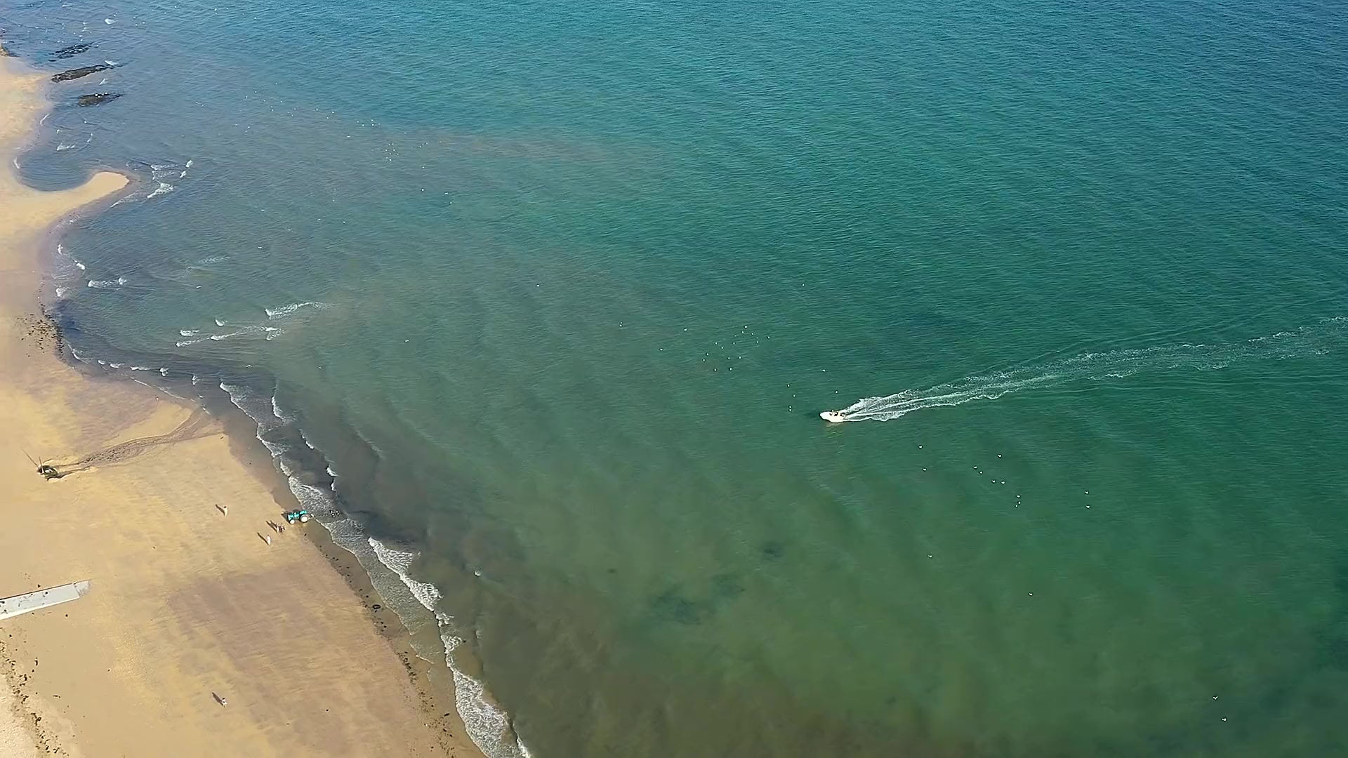 La plage de Luc-sur-Mer et la Manche vues du ciel, en Normandie