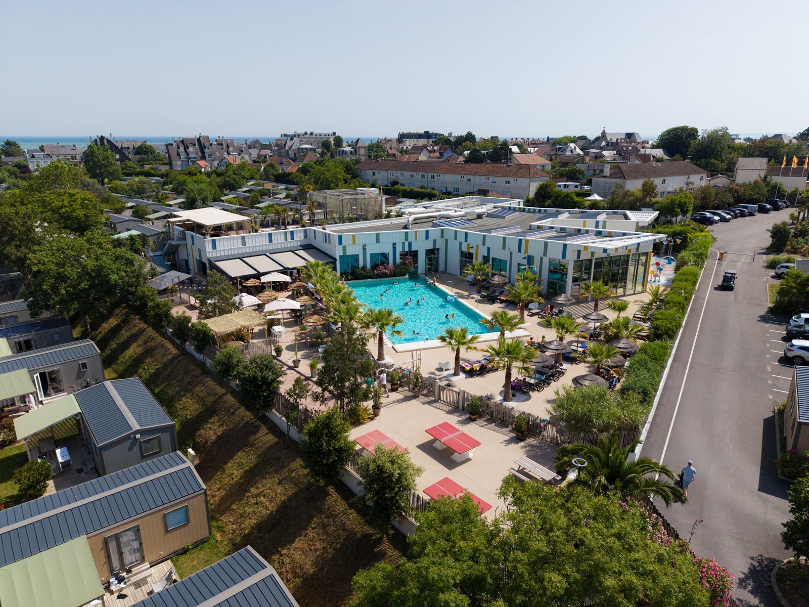 Liegen und Strandhütten