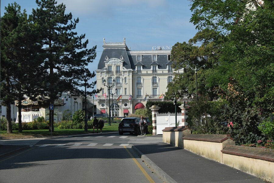 Le casino de Cabourg et l’avenue qui y mène