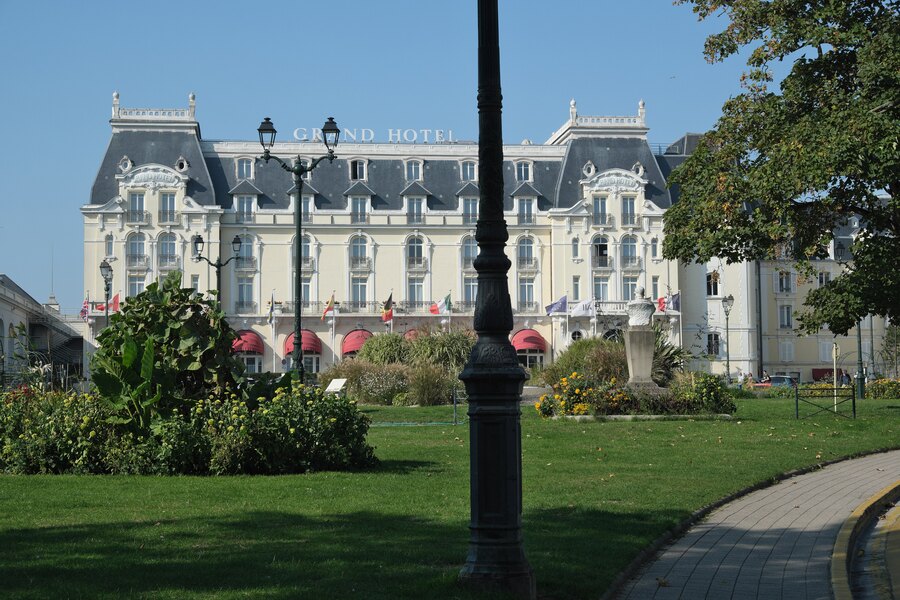 Les jardins du casino de Cabourg et le Grand Hôtel en arrière-plan