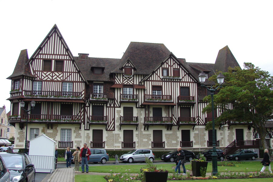 Une villa Belle Époque de Cabourg, à colombages et balcons de bois