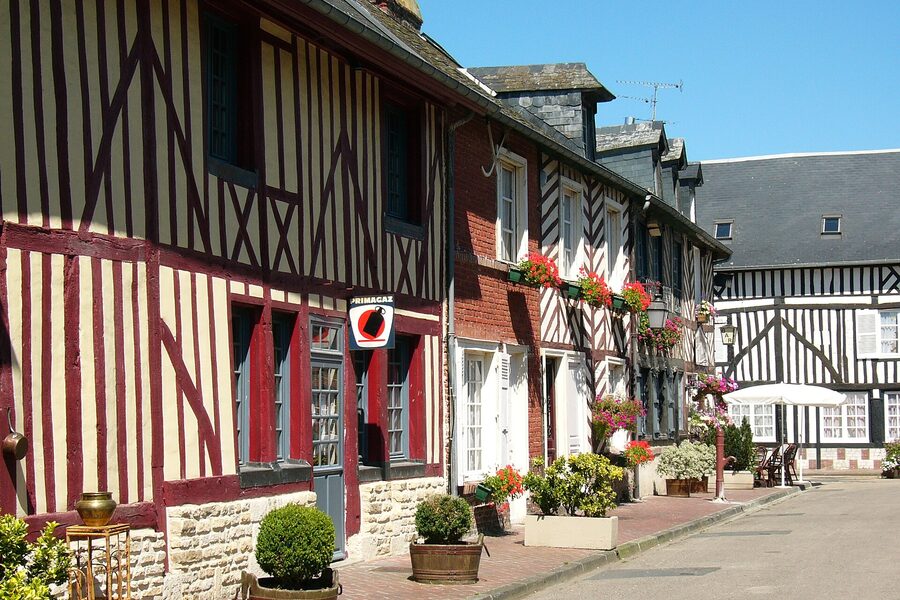 Une rue à colombages de Beuvron-en-Auge, dans le Pays d’Auge