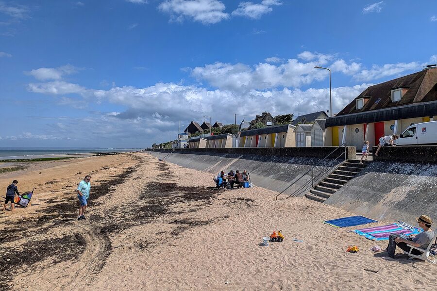 La plage de sable et les cabines de Luc-sur-Mer