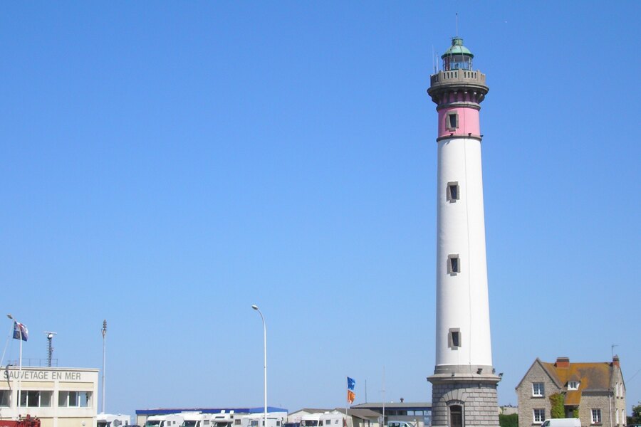 Le phare de Ouistreham et son front de mer