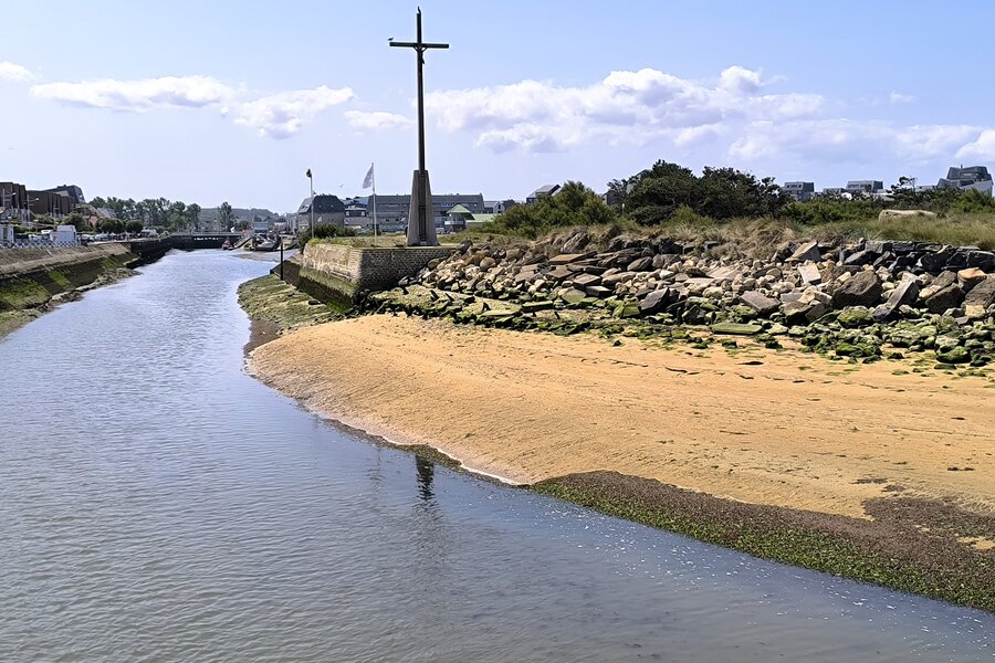 La croix de Lorraine dressée sur la plage de Courseulles-sur-Mer