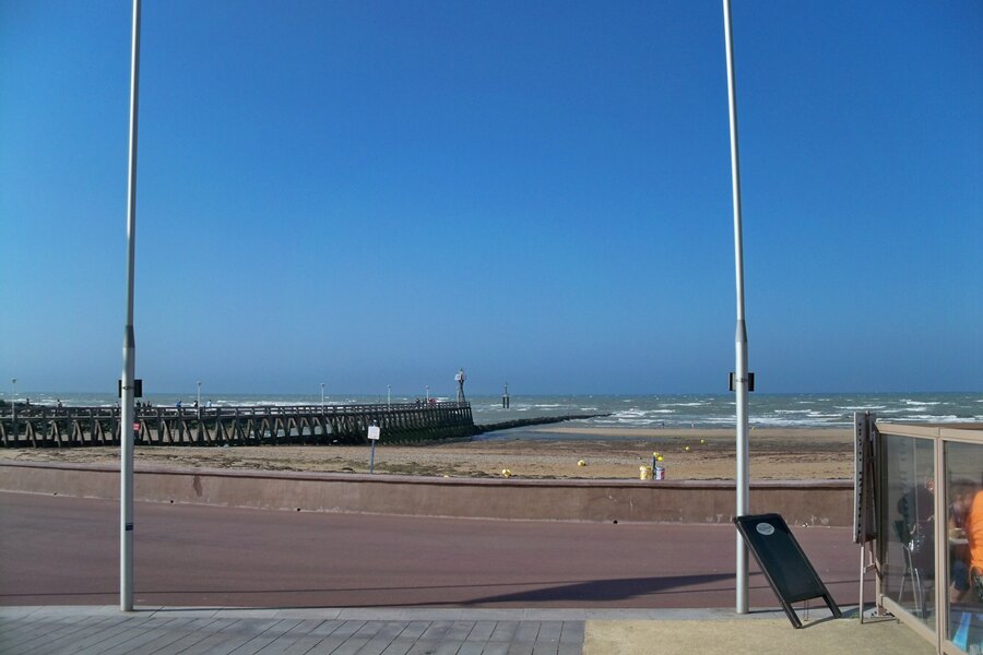 La jetée en bois de Courseulles-sur-Mer avançant dans la mer