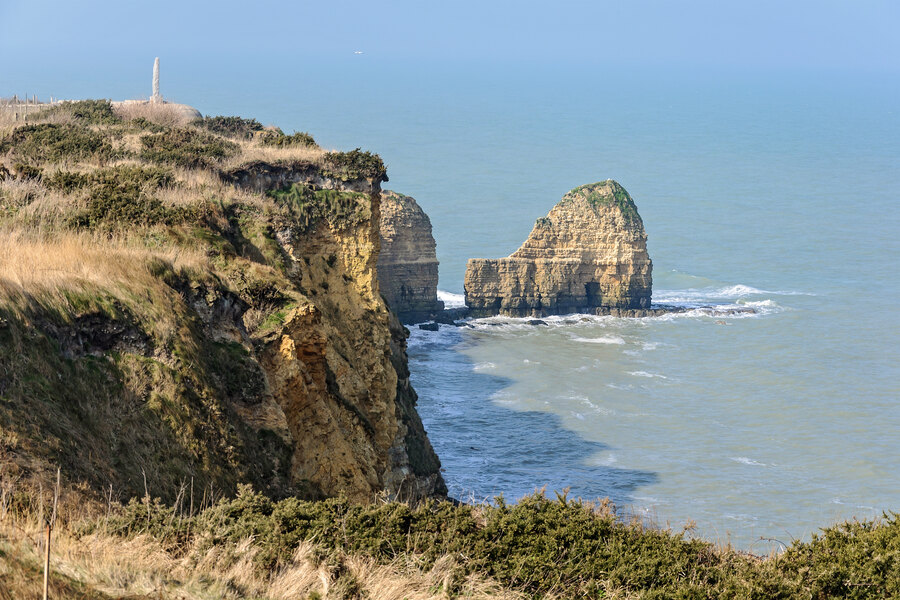 Les falaises et le littoral vus de la Pointe du Hoc