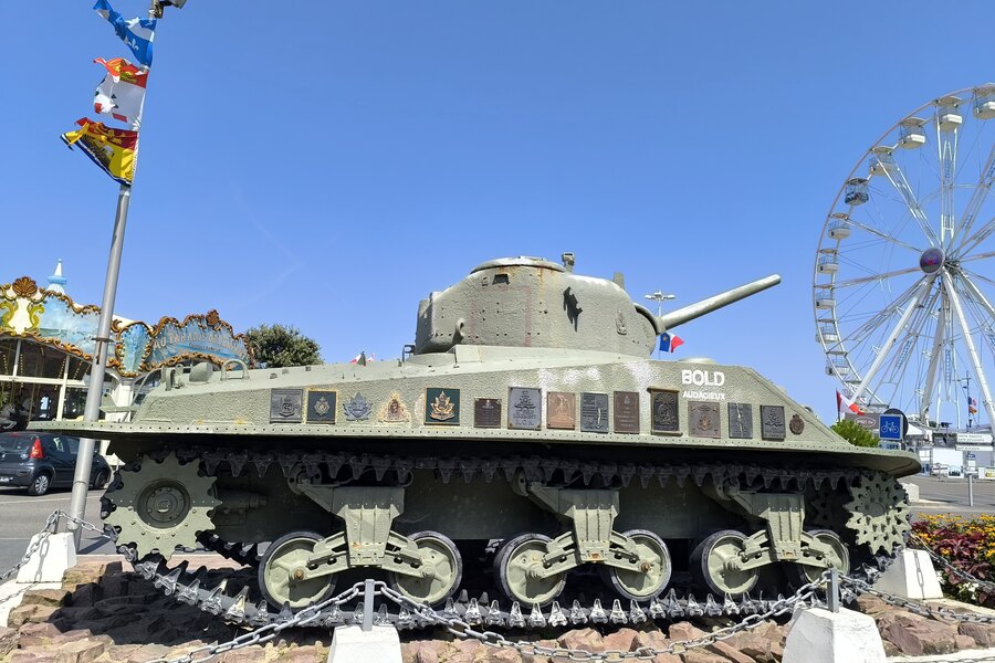 Le char Bold, sur la plage de Juno Beach à Courseulles-sur-Mer