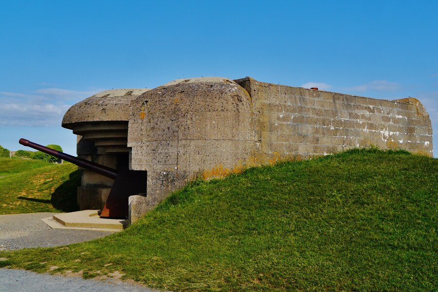 Un canon allemand dans sa casemate à la batterie de Longues-sur-Mer