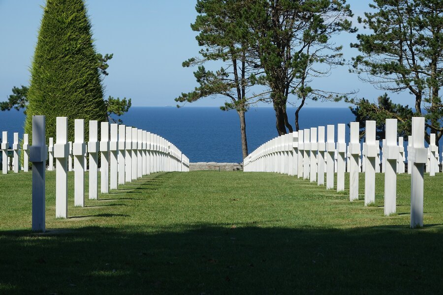 Les croix blanches du cimetière américain de Colleville-sur-Mer, au-dessus d’Omaha Beach