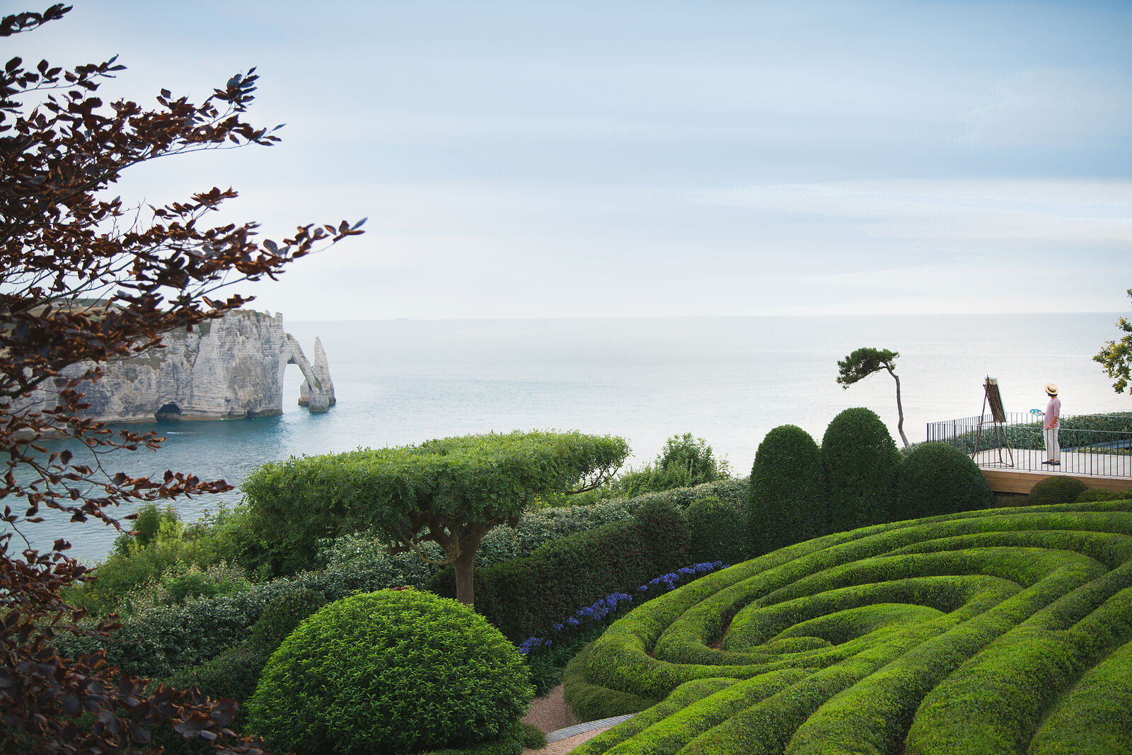 Les Jardins d’Étretat et leurs sculptures végétales face aux falaises
