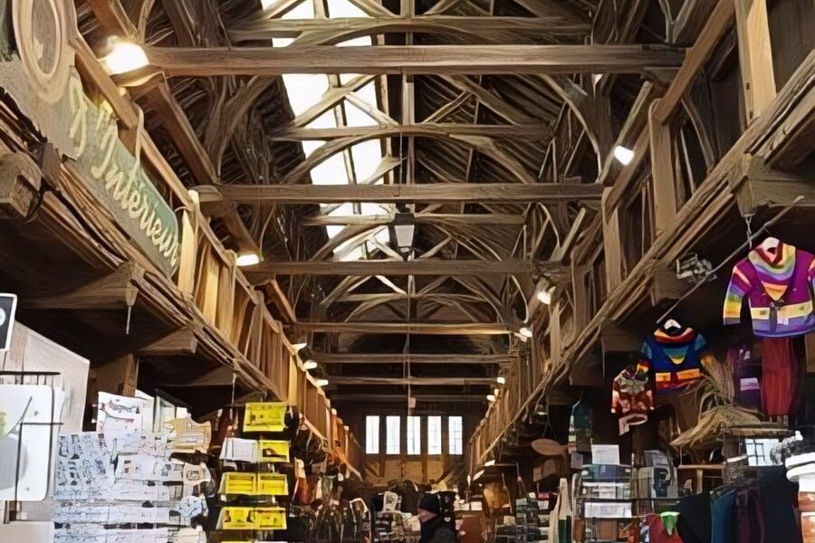Les halles en bois du vieux marché d’Étretat
