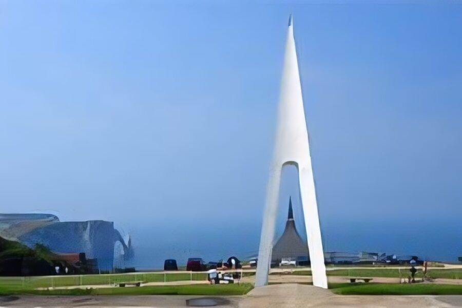 Le monument Nungesser et Coli dressé au-dessus d’Étretat