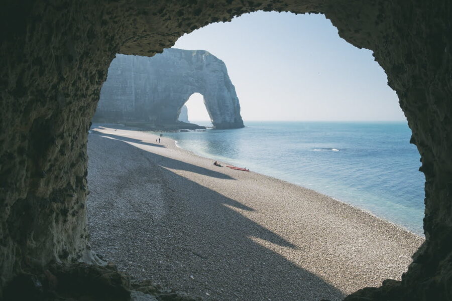 La plage de galets d’Étretat et la Manneporte vues depuis le Trou à l’Homme