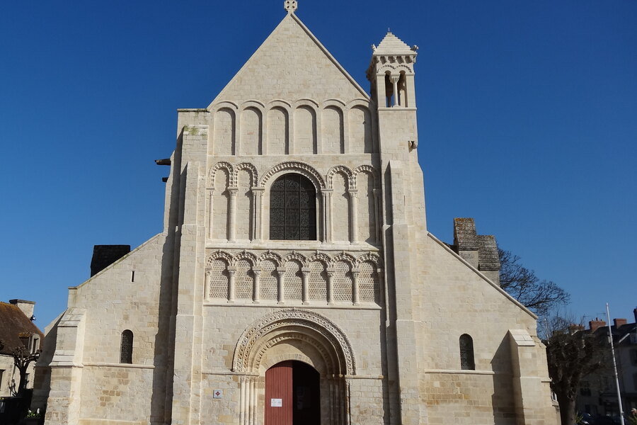La façade romane de l’église Saint-Samson, à Ouistreham