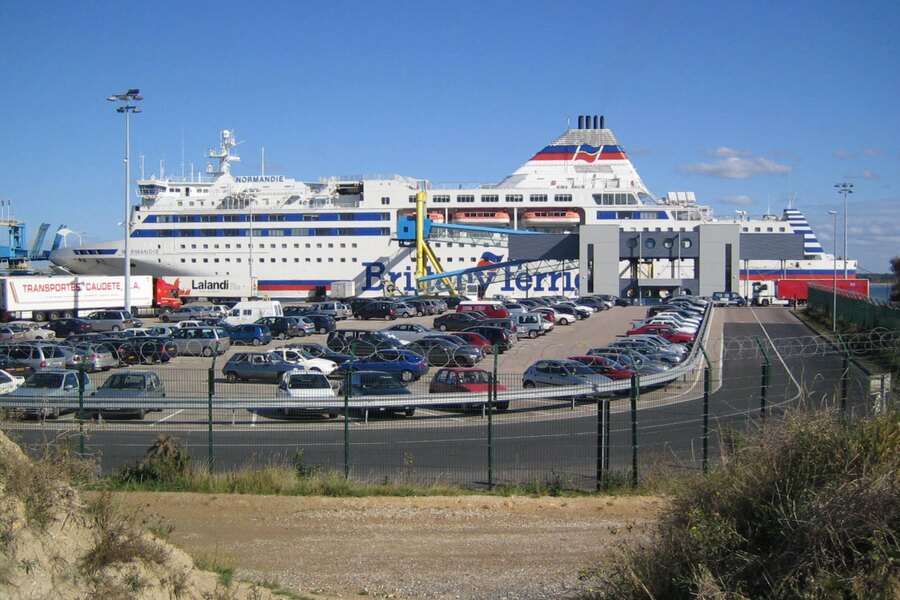 Un ferry Brittany Ferries à quai au terminal transmanche de Ouistreham