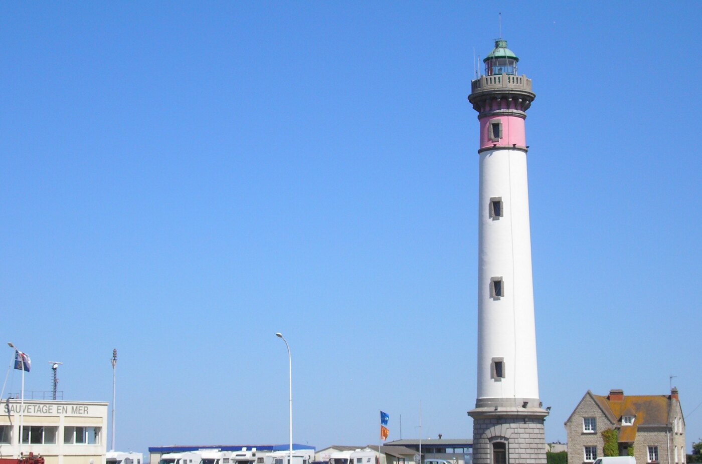 Le phare rouge et blanc de Ouistreham dominant le front de mer