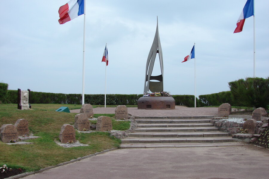 Le monument de la Flamme, dédié au commando Kieffer, à Ouistreham