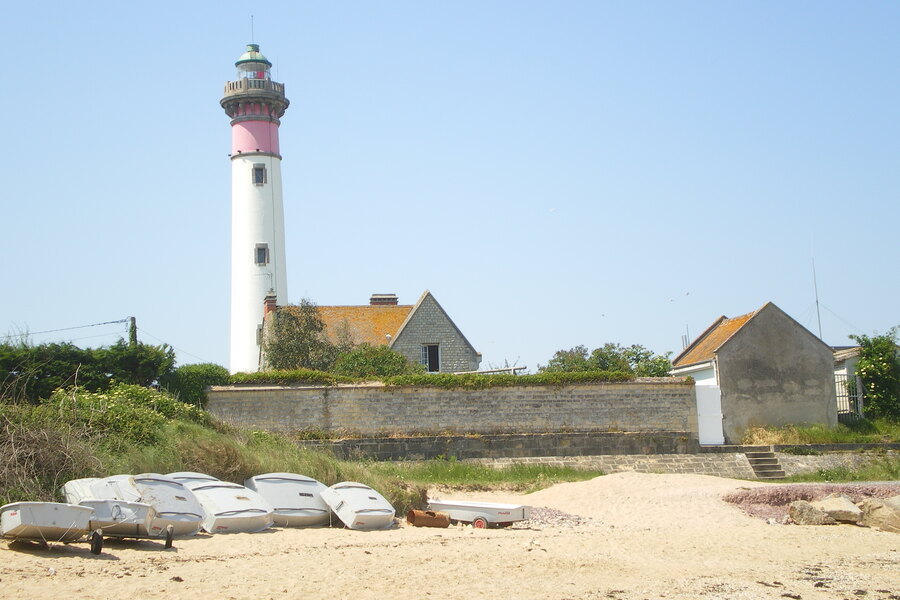 La plage de sable de Riva-Bella et le phare de Ouistreham