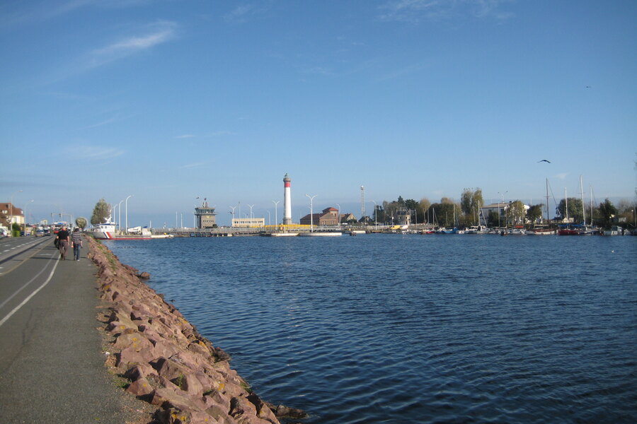 L’embouchure du canal de Caen à la mer et l’avant-port de Ouistreham